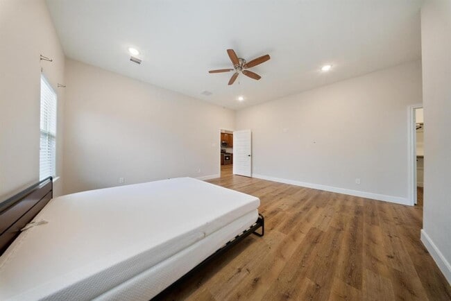 Building Photo - 2019 Olivos St