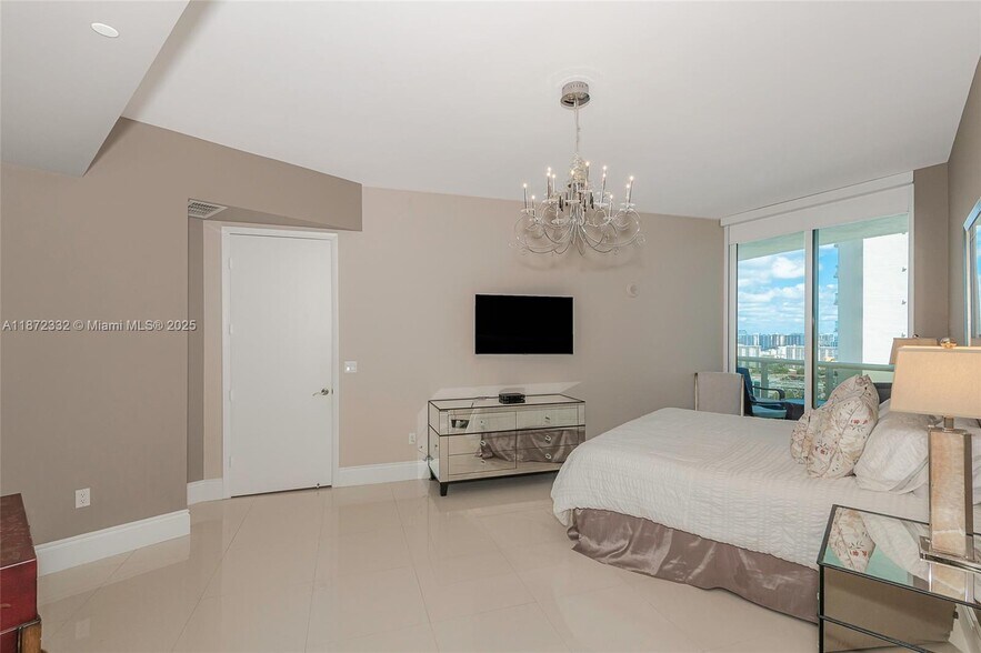 Building Photo - 16001 Collins Ave