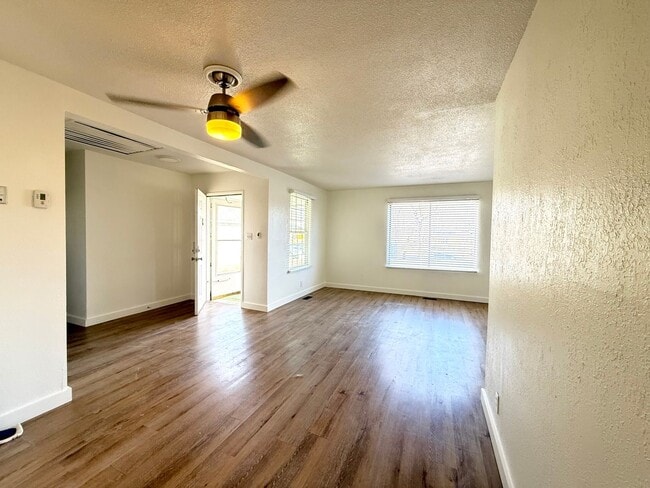 Building Photo - Adorable 3 bed/1.5 bath house with yard