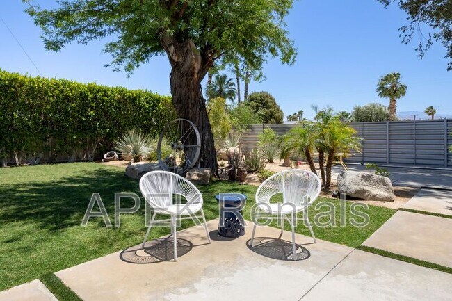 Building Photo - 2204 W Acacia Rd