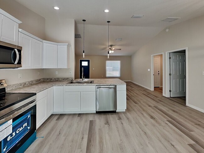 Building Photo - 27 Pine Cir