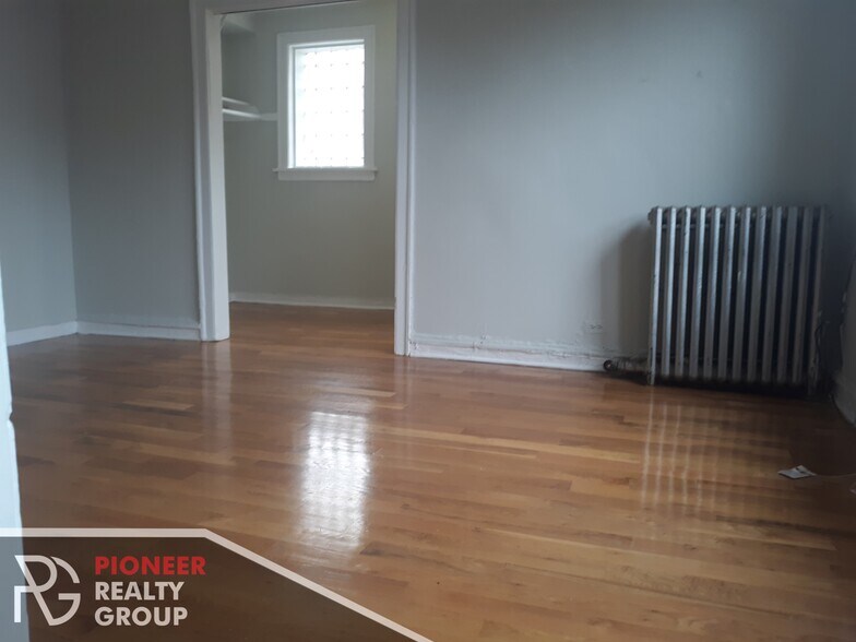 Building Photo - 711 W Belmont Ave