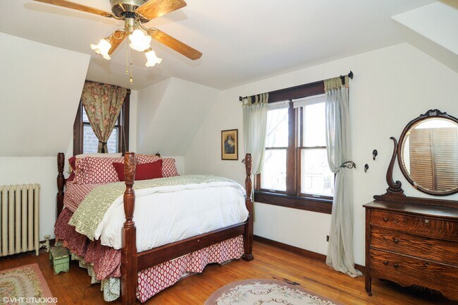 Building Photo - 2113 W Cuyler Ave