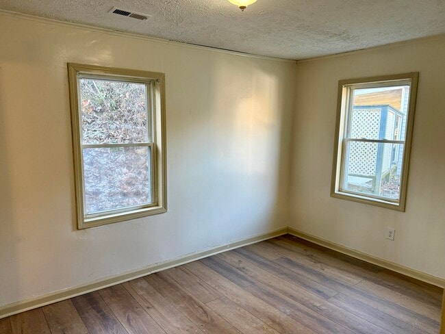 Building Photo - 526 Old Stage Rd