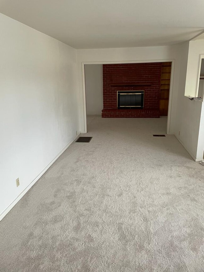 Building Photo - 130 E Emerson Ave