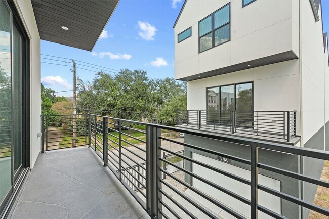 Building Photo - 1517 D Vermont St