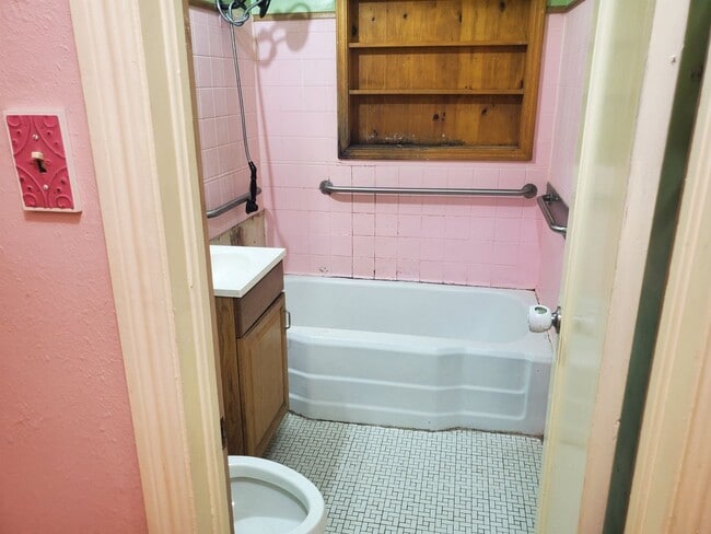 Building Photo - Available Now! 4Bed 1.5Bath NorthSide Home