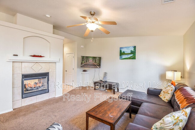 Building Photo - 3716 E Jacamar Dr