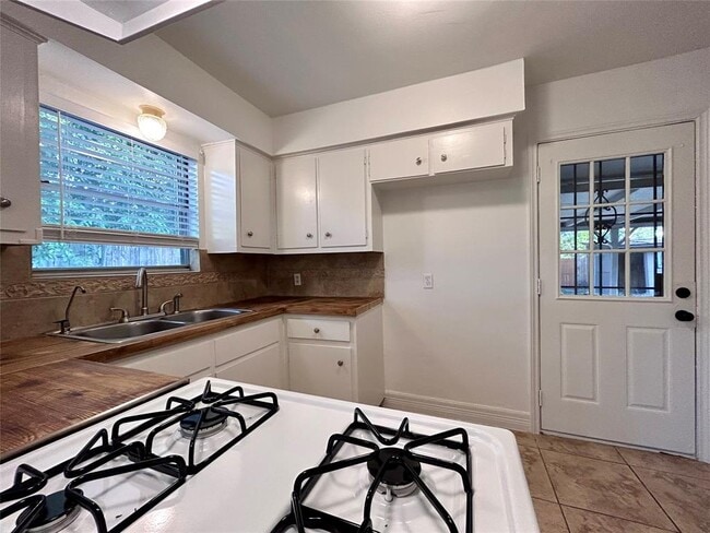 Building Photo - 6200 Palm Cir