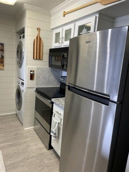 Building Photo - 801 River Rd