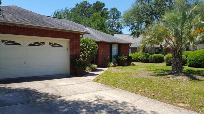 Building Photo - 1592 Parkwood Ct W