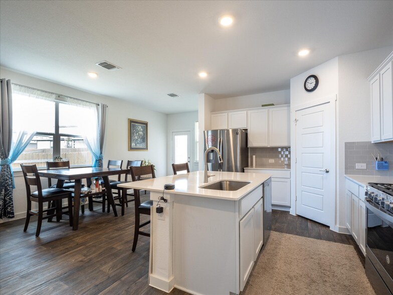 Building Photo - 14020 Neskar Dr