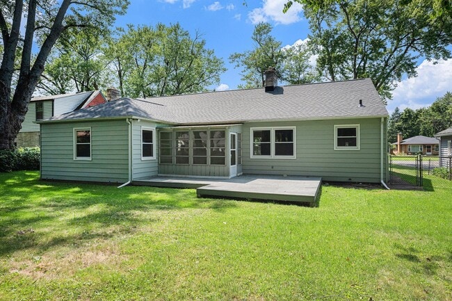 Building Photo - 912 Dwillard Dr