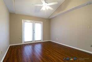 Building Photo - 565 Hunters Glen St