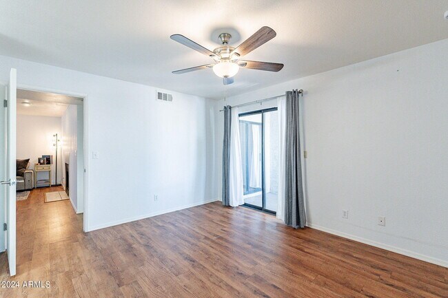 Building Photo - 850 S River Dr