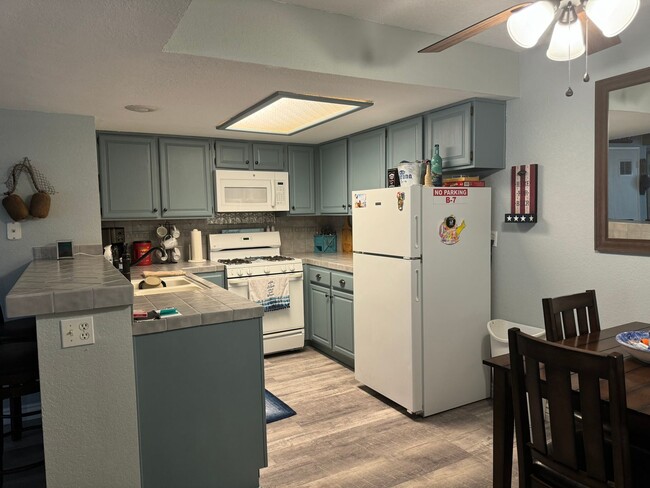 Building Photo - SHORT TERM WINTER RENTAL 1-BR Condo with P...