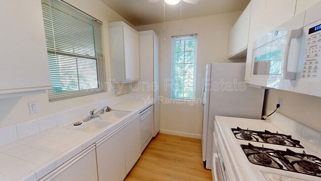 Building Photo - 10921 Sabre Hill Dr