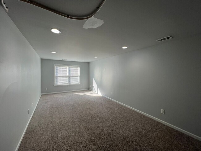 Building Photo - 4 Bedroom 3 Bath - Gorgeous Backyard in Le...