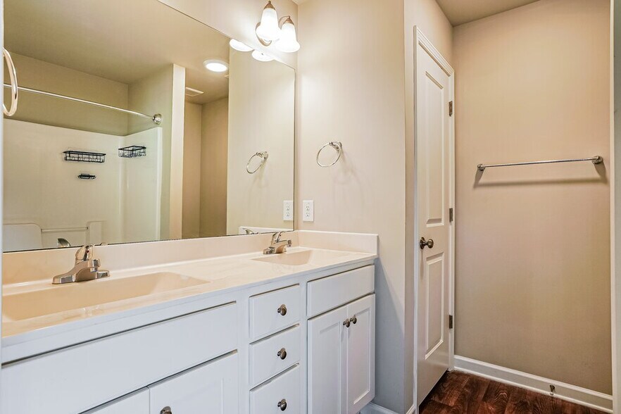 Building Photo - 114 Winter Red Wy