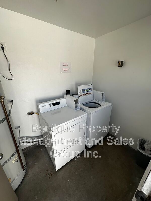 Building Photo - 301 N Tustin Ave