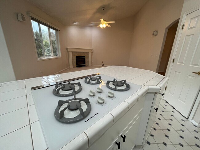 Building Photo - Clackamas Ranch 3 bedroom 2 bathroom - W/D...