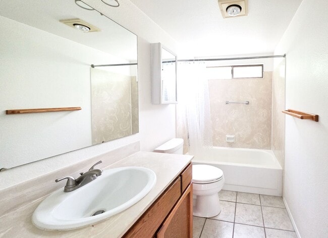 Building Photo - Charming, bright and peaceful condo close to ferries and shopping in Kingston!