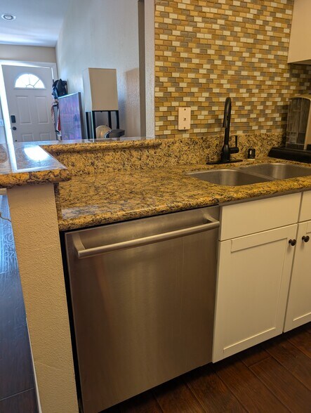 Building Photo - 11 Roble