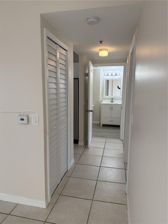 Building Photo - 9340 Fontainebleau Blvd