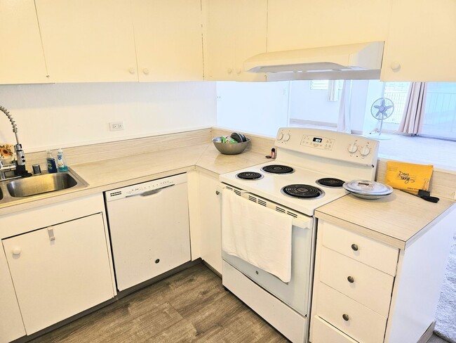 Building Photo - Waikiki Liliuokalani Plaza 2 Bedroom 2 Bat...