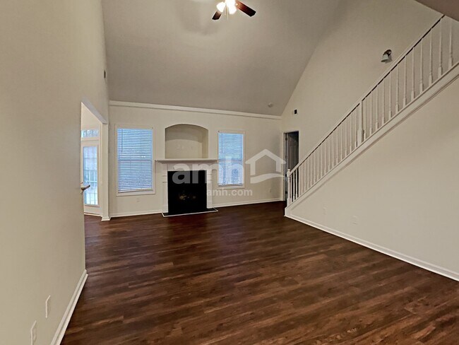 Building Photo - 433 Long Branch Way