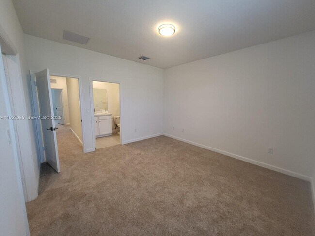 Building Photo - 1137 SW 6th Ct