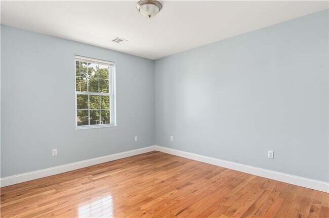 Building Photo - Charming 3-Bed, 1-Bath Providence Apartmen...