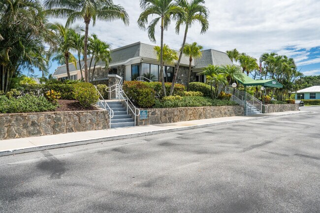 Building Photo - 18081 SE Country Club Dr