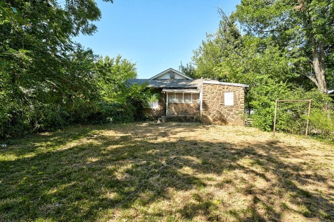 Building Photo - Large 2 bed / 1 bath house! 3 Minutes from I-235, and 10 Minutes from Bricktown!