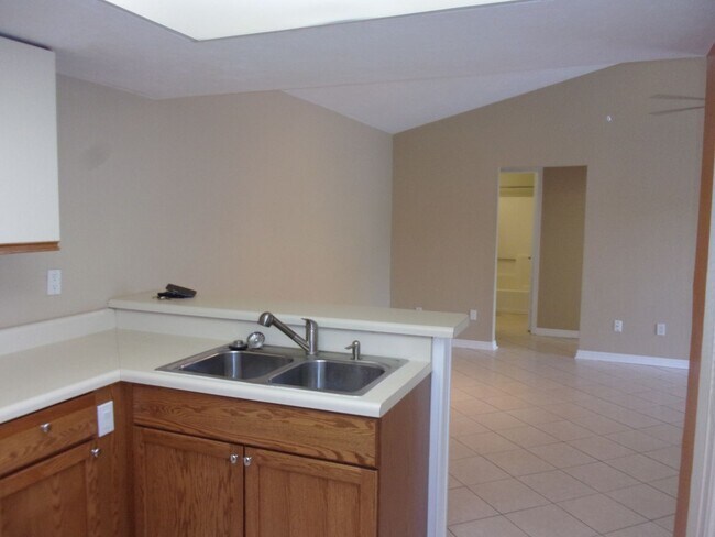 Building Photo - Island Living!