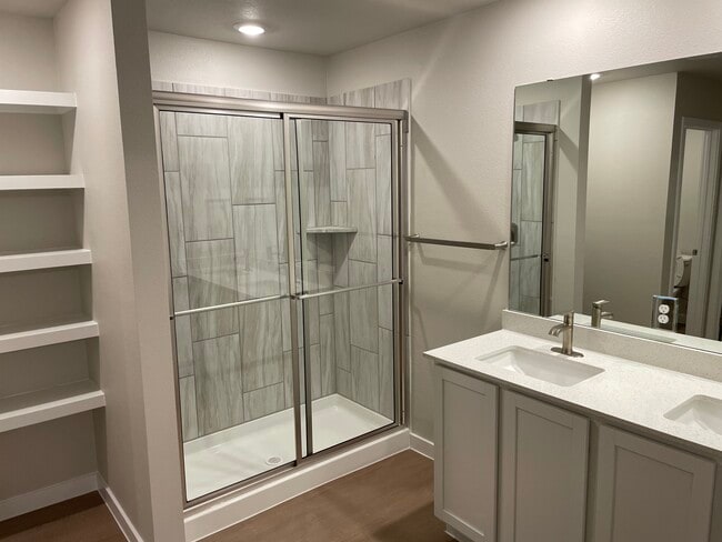 Building Photo - London Home