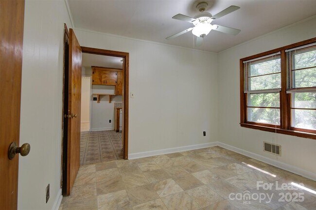 Building Photo - 607 W 19th Ave