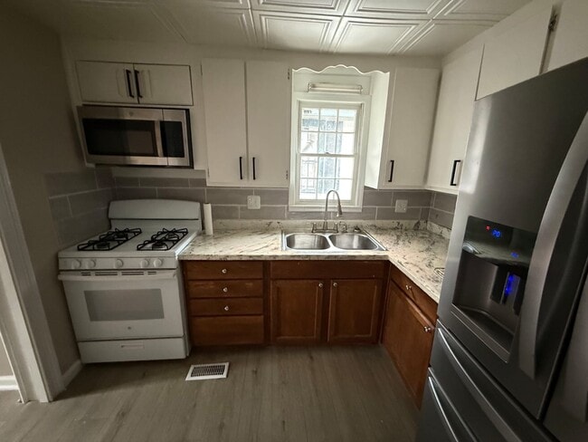 Building Photo - 391 Madison St