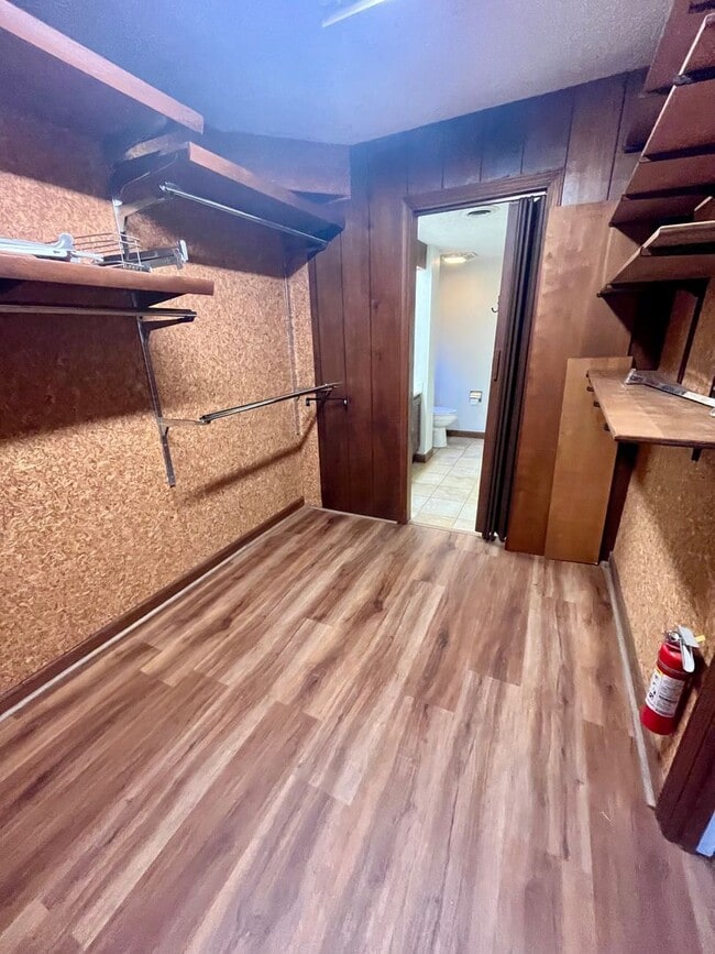 Building Photo - One-Level Condo -- Just Minutes from Town!!!!