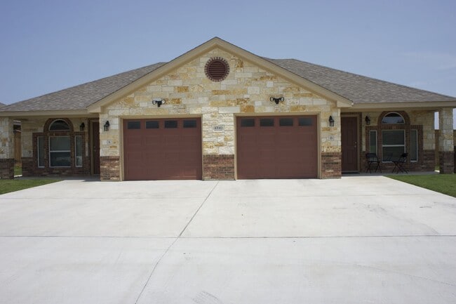 Primary Photo - 3 Bedroom / 2 Bath Duplex off Clear Creek ...