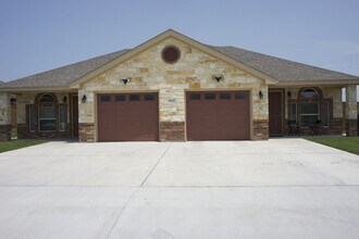 Building Photo - 3 Bedroom / 2 Bath Duplex off Clear Creek ...