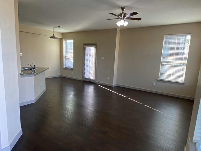 Building Photo - Modern Townhome for rent in Hurst!