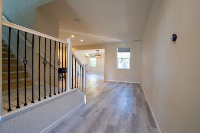 Building Photo - 3625 Blue Bird Dr
