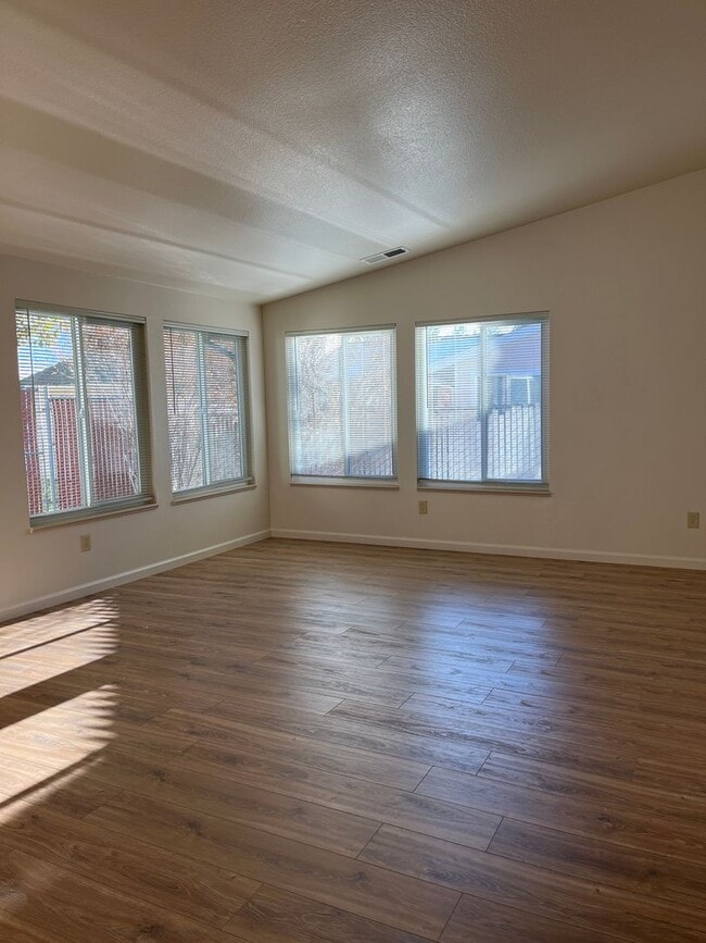 Building Photo - ROUNDHOUSE824