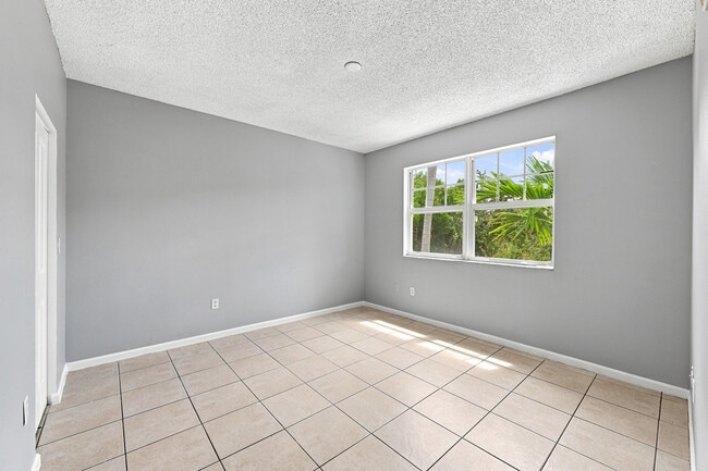 Building Photo - 5860 W Sample Rd