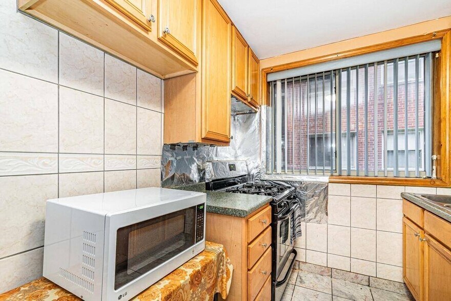 Building Photo - 2245 W Farwell Ave