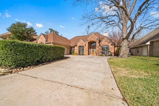 Building Photo - 590 Edgewood Dr