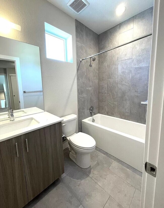 Building Photo - 2 BD/2 1/2Bath in Denver's Modern Townhome...