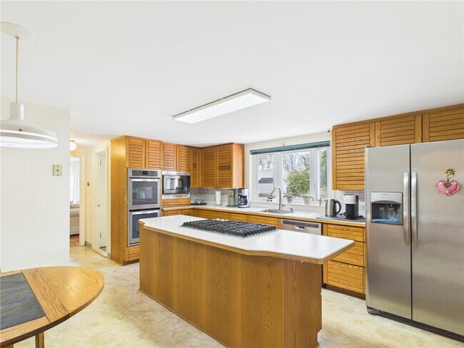 Building Photo - 449 Love Ln