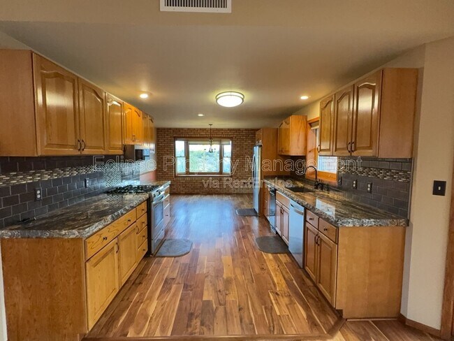 Building Photo - 2737 Sierra Vista Dr